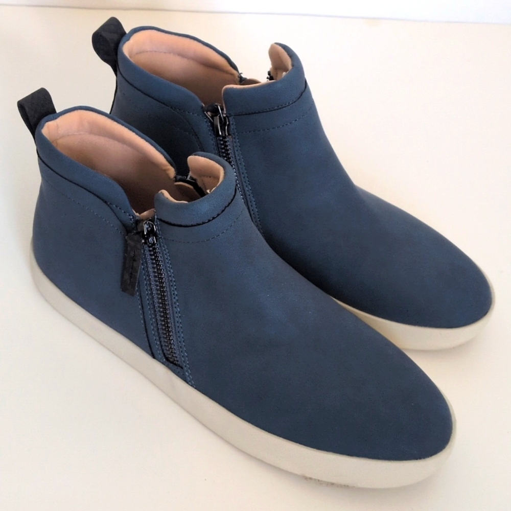 Like New! Journee Collection Frankie Side Zip Sneaker - 8.5